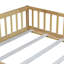 Lit double au sol avec barrières de sécurité et porte-129892889