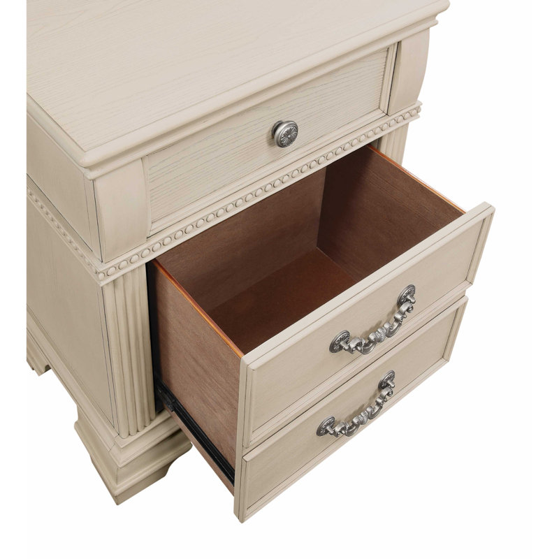 Martingale à 3 tiroirs en bois massif blanc antique de 26 po avec poignées rondes en nickel et poignées suspendues