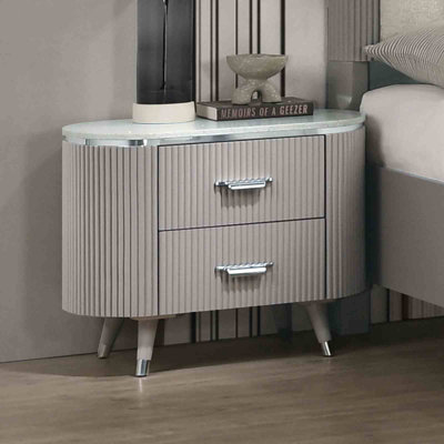 Table de chevet contemporaine gris clair avec dessus en pierre et poignées chromées | Idée de cadeau