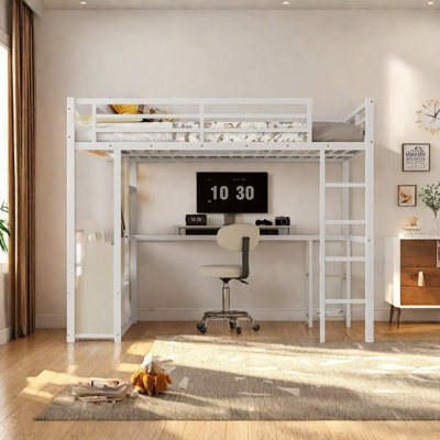 Lit mezzanine avec bureau, garde-robe et tablettes de rangement, lit peu encombrant avec garde-corps et escalier pour les petites pièces, bureau et poste de travail