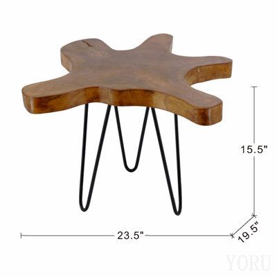 Table d'appoint en teck brun recyclé de 23,5 x 19,5 x 23,5 pouces, avec bords naturels et pieds en épingle à cheveux noirs (pièce unique avec imperfections naturelles).