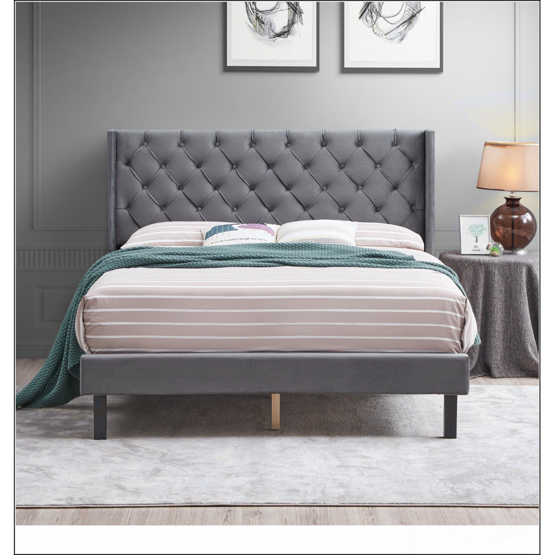 Luxueux lit capitonné en velours capitonné avec des ailes, combinant élégance et confort pour une chambre à coucher élégante