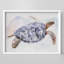 Tortue brune avec coquille mauve nageant dans des animaux de la mer, petit décor, art moderne-101376532-101376536