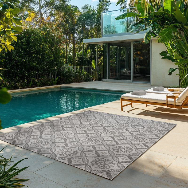 Solterra Zilah Gray Cream Ivory Bohmeian Tile Flatweave Polypropylene Indoor/ Outdoor Area Rug, Rectangle 5'3" x 7'
