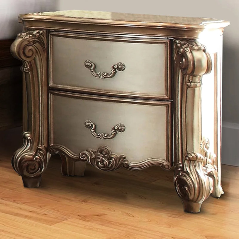 Élégante table de chevet Golden 2 avec moulures surélevées et garniture de feutre en patine dorée