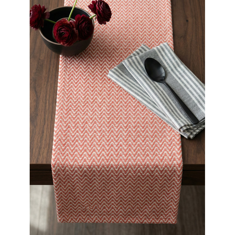 Chemin de table intérieur / extérieur rose poli Herringbone Bay 14 x 72 po