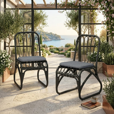 Chaise de salle à manger en rotin tissée à la main avec dossier à pétales, chaise de patio en fer résistante à la rouille avec coussins amovibles, entièrement assemblée, supporte 400 lb