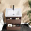 Meuble-lavabo moderne brun foncé et lavabo en porcelaine, solution de salle de bain peu encombrante