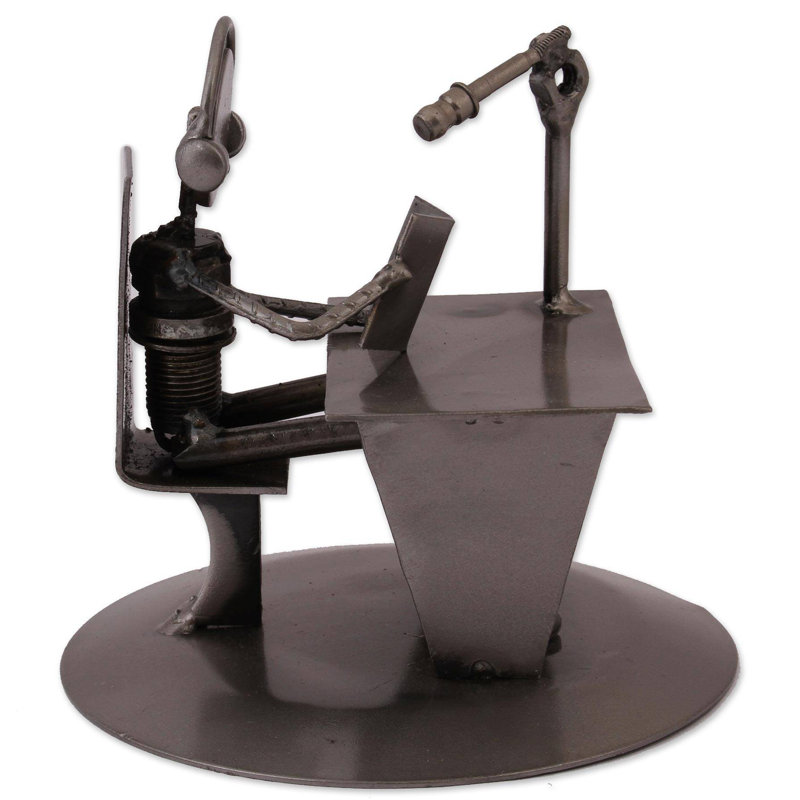 Sculpture en métal recyclé Broadcaster