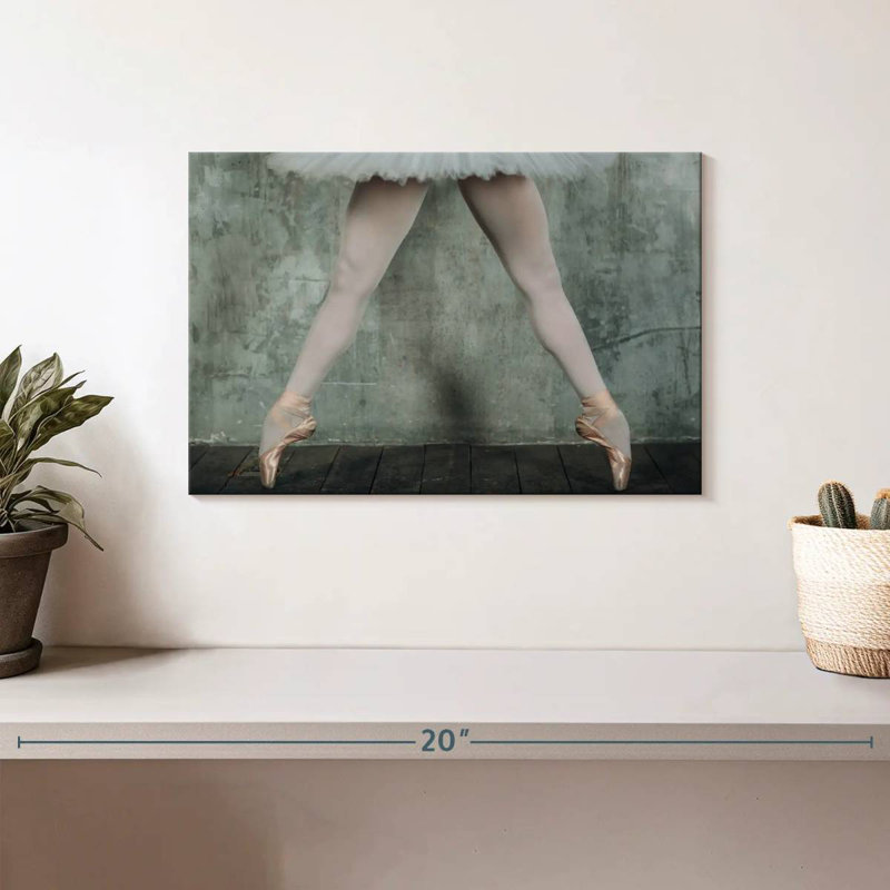 Pieds toniques d'une ballerine, H 8 po x l 12 po