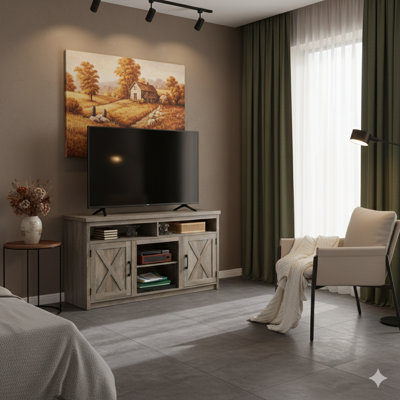 Console de divertissement de style campagnard avec portes de grange au fini gris délavé, offrant un rangement ouvert et fermé. Compatible avec les téléviseurs de 65 po et moins mesurant L 57,87 po x l 15,75 po x H 30,31 po.