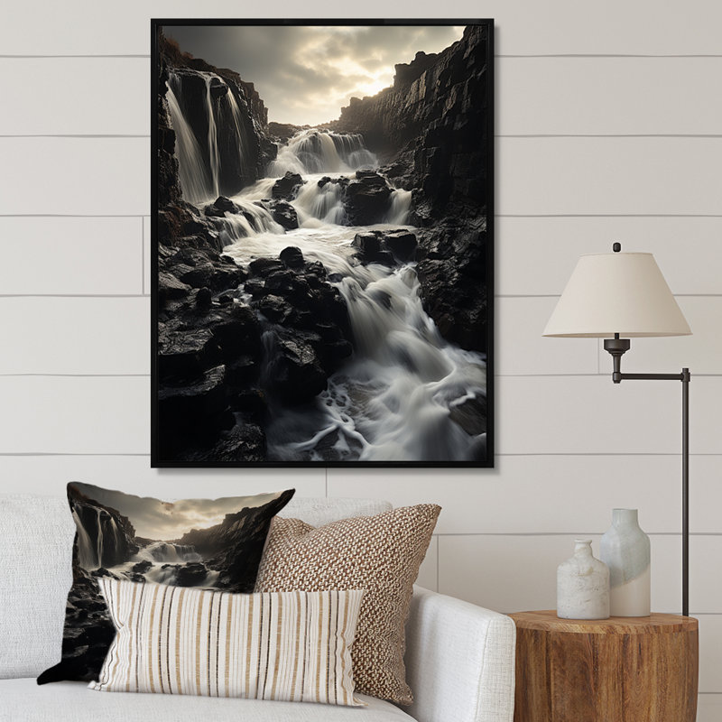 «Waterfall Enchanted Erosion» sur toile, H 40 po x l 30 po x P 1,5 po, Cadre flottant noir