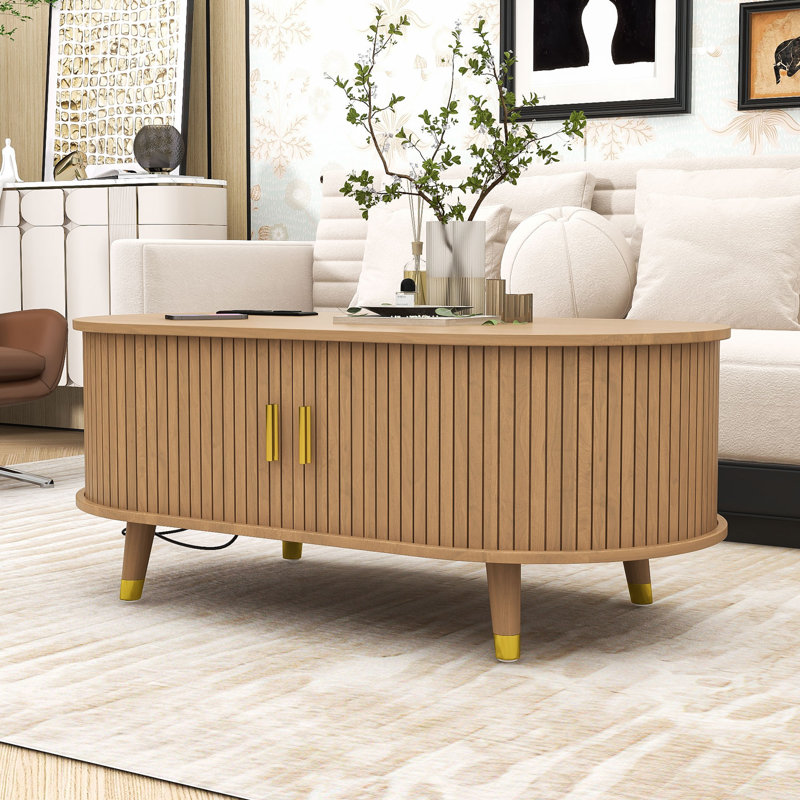 Table basse Mid-Century en bois avec portes coulissantes cannelées, station de charge intégrée et rangement, Naturel