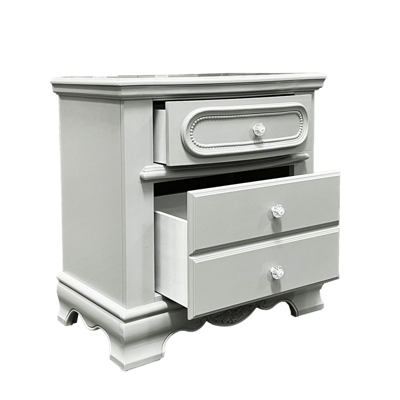 Table de chevet grise à 3 tiroirs pour une chambre confortable et fonctionnelle