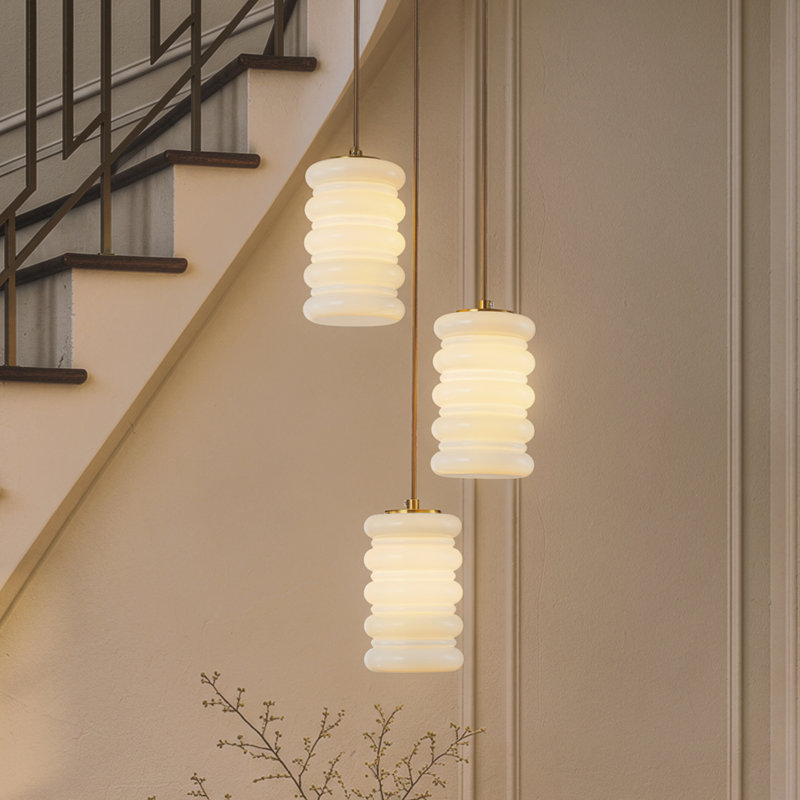 Luminaire suspendu moderne en grappe de laiton satiné avec abat-jour en verre opale empilé pour cage d'escalier, vestibule et petit vestibule
