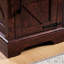 Table d'appoint rustique en chêne avec tablette réglable et porte coulissante de style grange, idéale pour un coin salon.