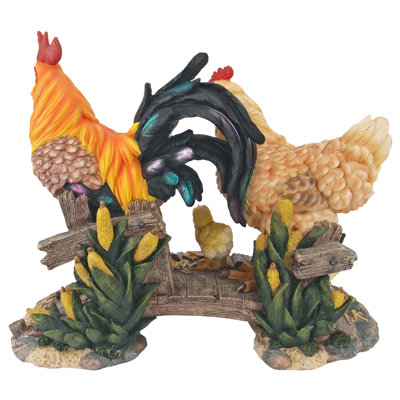 Statue de poulets pontant le perchoir