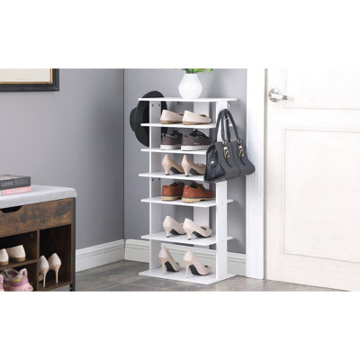 Tour à chaussures verticale blanche à 7 niveaux avec crochets pour l'utilisation de l'espace de rangement pour balcon, panneau de particules, sandales et bottes