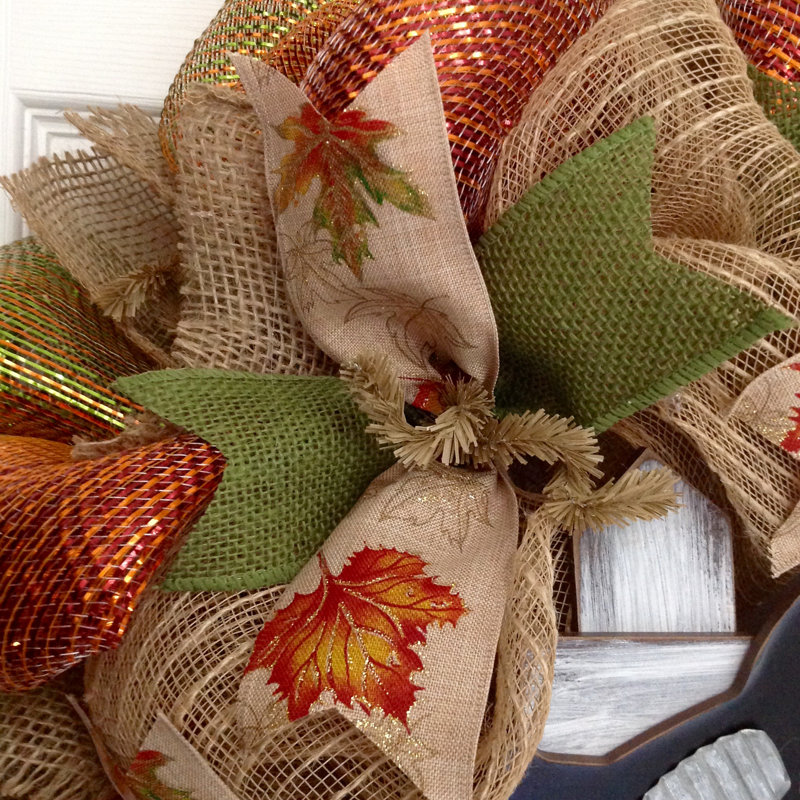 Couronne d'automne avec corbeau et clôture