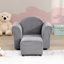 Canapé rembourré pour enfants avec repose-pieds, une option de siège confortable et durable pour que les petits puissent se détendre et jouer.