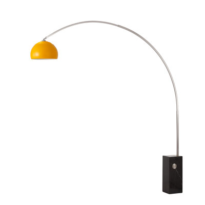 Lampe à arc moderne emblématique Mid-Century 95 po avec abat-jour en acier moutarde demi-dôme, corps en nickel satiné, base en marbre noir, ampoule DEL à intensité variable