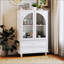 Armoire de rangement blanche de style campagne avec verre trempé arqué, plateau à niveaux et 2 tiroirs pour une organisation élégante à la maison