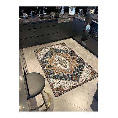 Tapis tissé avec motif géométrique traditionnel