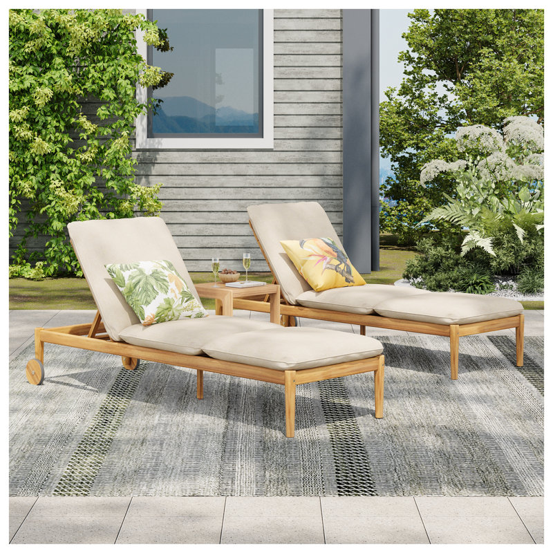 Chaise longue d'extérieur Riviera avec roulettes et coussin, structure en bois d'acacia en teck clair et beige (ensemble de 2)