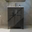 Une armoire de salle de bain noire de 24 pouces, jumelée à un lavabo en céramique blanche, présente un design moderne et est faite de matériaux imperméables et durables.