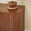 Armoire incurvée moderne avec rangement multifonctionnel et rangement pour le vin