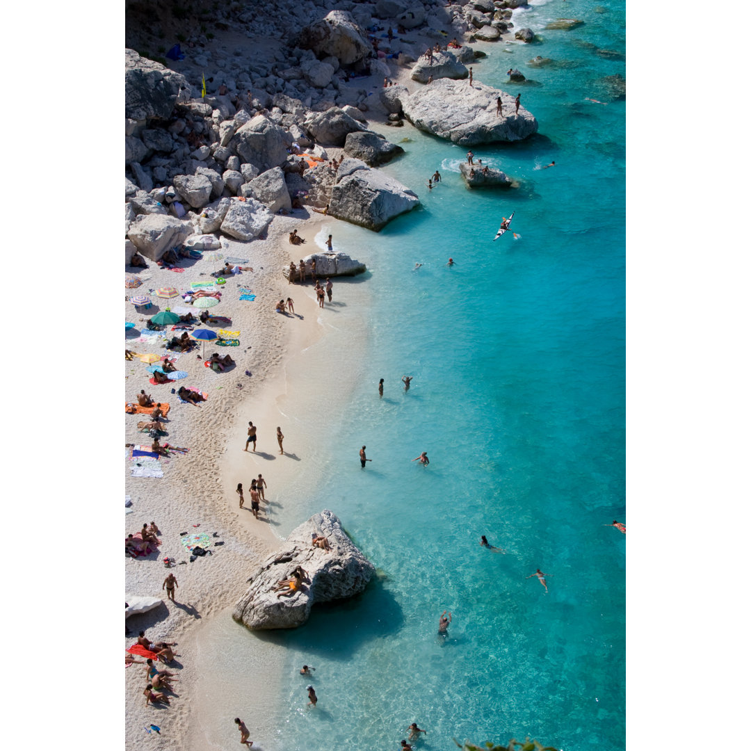 Blauer Strand in Italien - Foto ohne Rahmen auf Leinwand