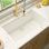 Évier de cuisine à simple cuve en composite de granite 32 x 19 po Ruvati - blanc arctique mat -