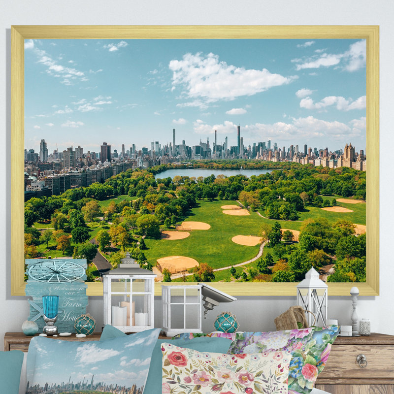 «Futuristic Golf in Central Park», reproduction sur toile, H 24 po x l 32 po x P 1 po, Encadrement doré