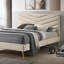 Grand lit beige moderne en flanelle Mid-Century avec tête rembourrée et pieds dorés en angle-845170314