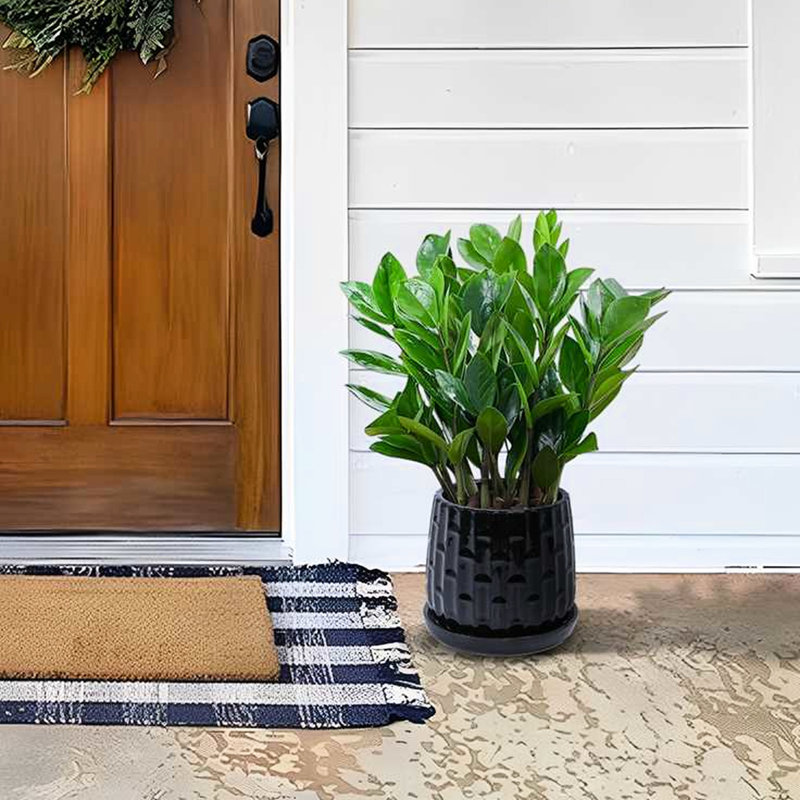 Jardinière en céramique durable, noir brillant, élégance moderne pour les espaces intérieurs et extérieurs