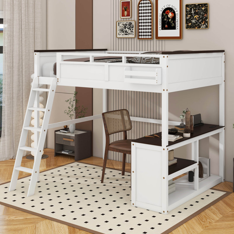 Grand lit mezzanine avec bureau, tablette ouverte et station de charge USB