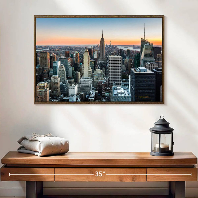 New York au coucher du soleil, 25 po x 17 po, Cadre flottant noyer