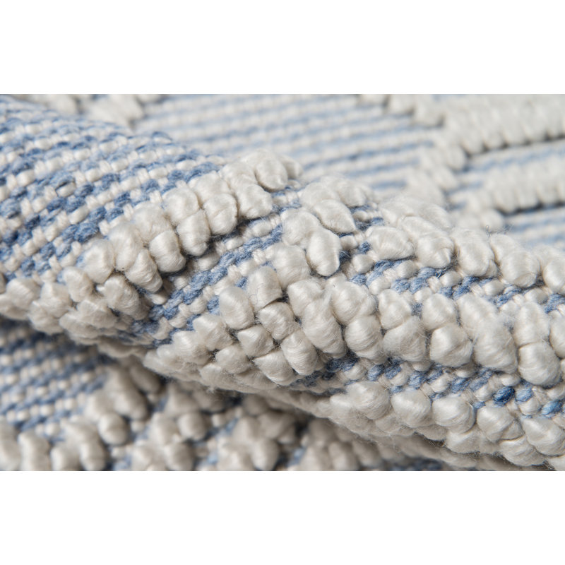 Tapis géométrique bleu clair / blanc tissé à plat à la main Laguanda, Rectangle 7 pi 9 po x 9 pi 9 po