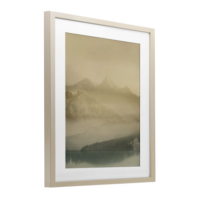 «Misty Mountain Awakening», reproduction encadrée sous verre, design par Gemma Bardot
