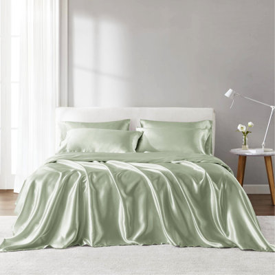 Literie de luxe très grand en satin - froissée - caractéristique. Convient aux matelas de 16 po ou moins. Contient 1 drap plat, un drap-housse et 4 taies d'oreiller. Silky Peaceful. Matériaux. Ensemble sauge plissé