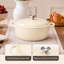 Cocotte en fonte émaillée avec couvercle-128922701