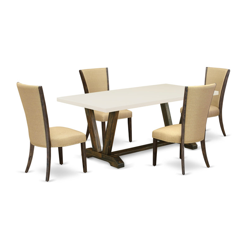 Un ensemble de table 5 pièces se compose d'une table en bois blanc lin et de 4 chaises rembourrées en tissu de lin brun avec un dossier haut - finition jacobine patinée