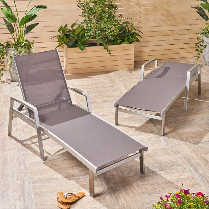 CHAISE LUNGE