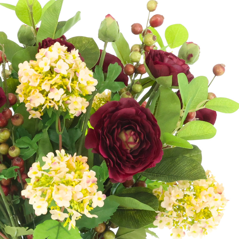 Composition de renoncules et d'hortensias dans un grand vase en pierre