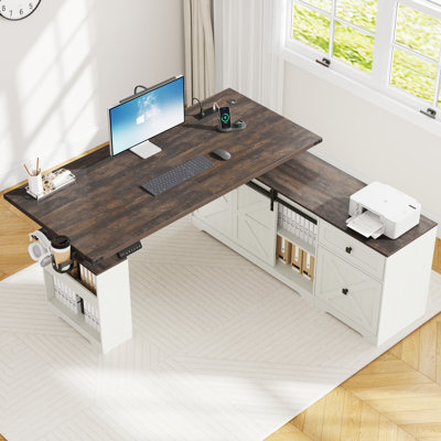 Bureau debout électrique en L de 63 po, bureau de coin debout à hauteur ajustable avec prises de courant, tiroirs de rangement et porte coulissante pour bureau à domicile