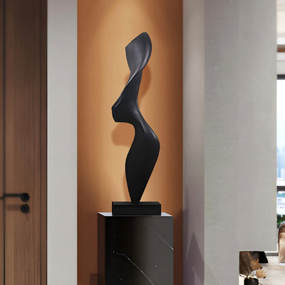 Plancher noir 9,45 po luxueux avec sculpture en résine à l'entrée