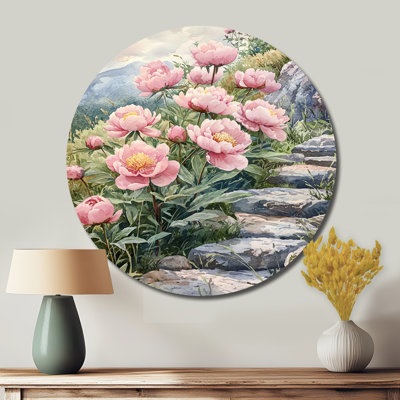 Pivoines par le chemin de pierre I - art mural rond imprimé pivoines, décoration murale en métal rose traditionnel