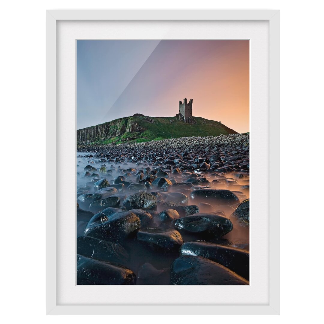 Gerahmtes Papierbild Sonnenaufgang mit Nebel bei Dunstanburgh Castle