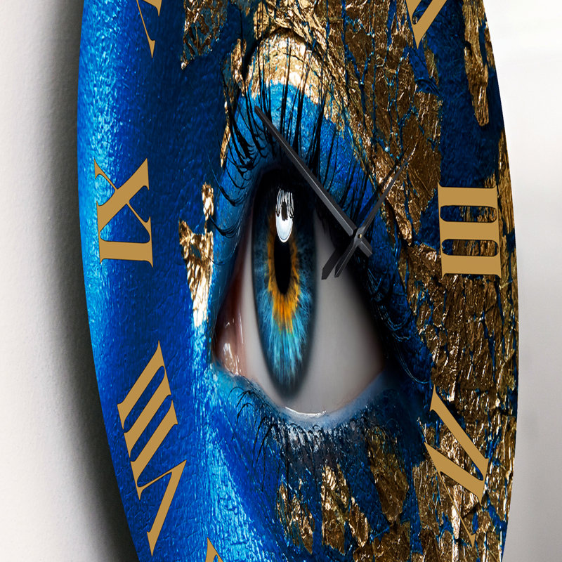 Portrait d'une jeune fille avec maquillage bleu - horloge murale moderne, Petit