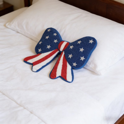 La décoration du coussin en forme d'arc est un coussin festif qui convient à la décoration d'une pièce.